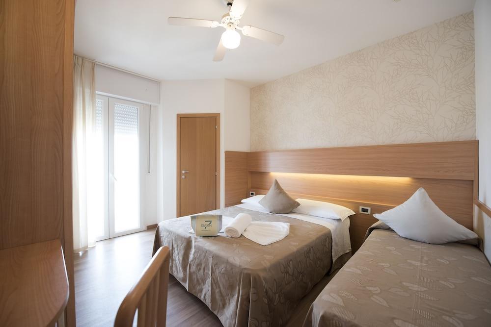 רימיני Hotel Seven מראה חיצוני תמונה