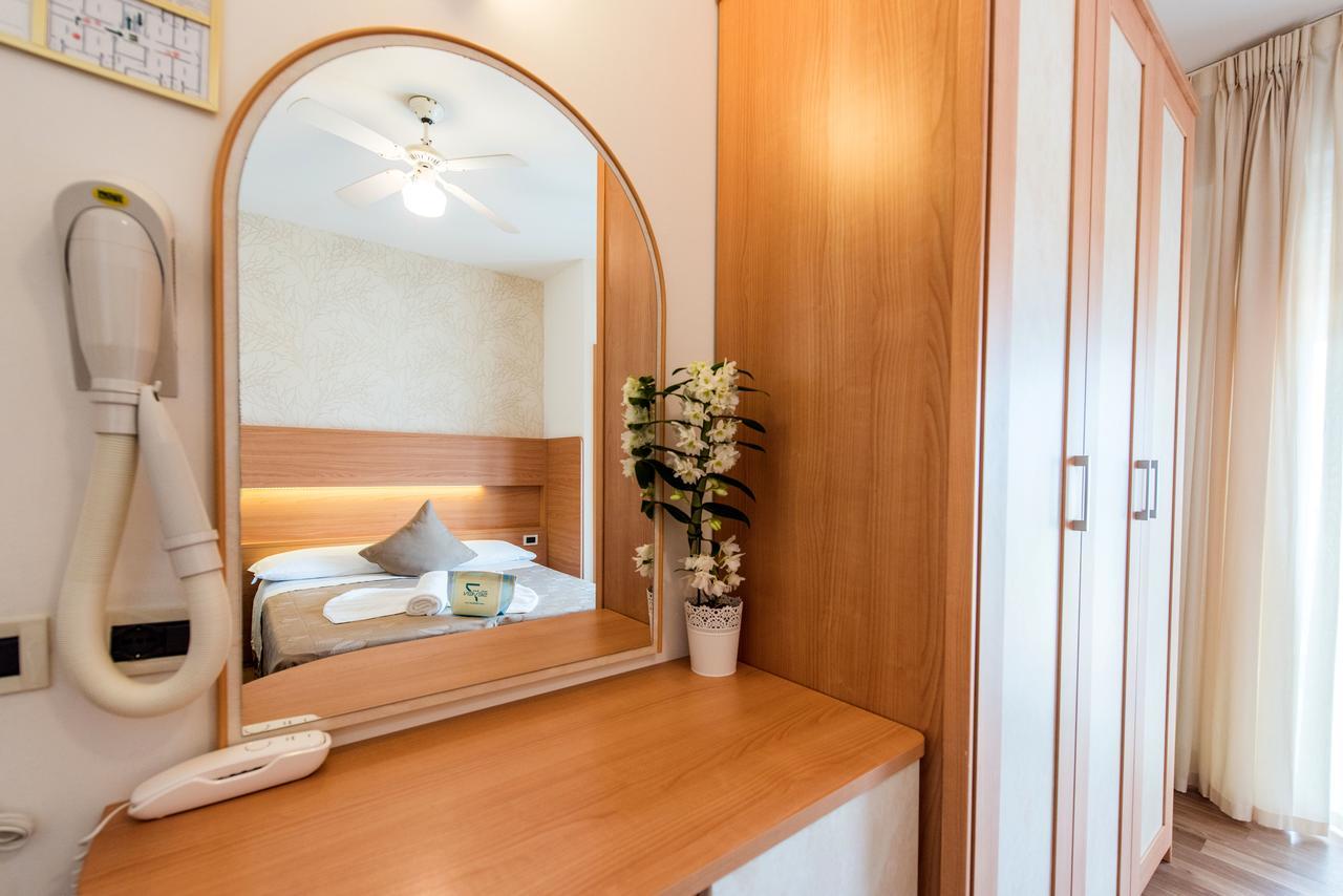 רימיני Hotel Seven מראה חיצוני תמונה