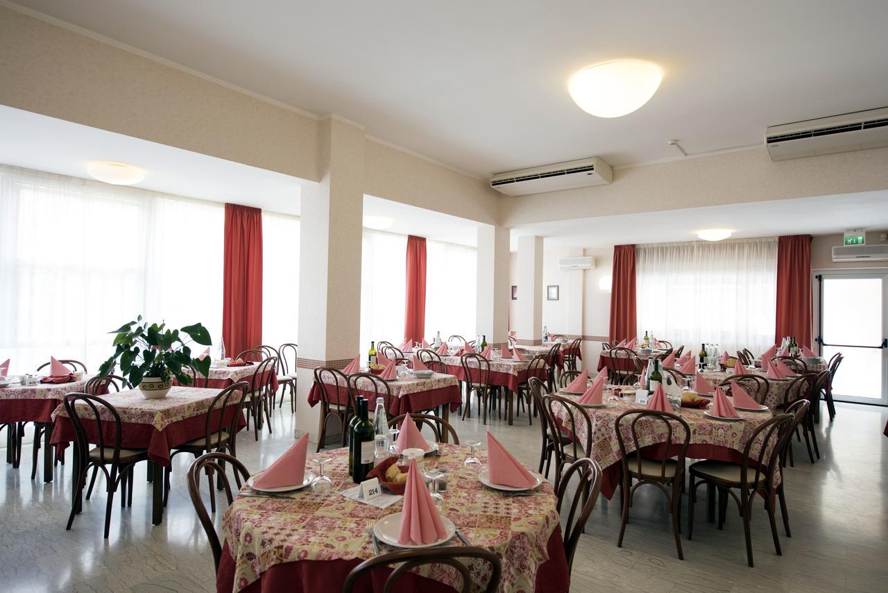 רימיני Hotel Seven מראה חיצוני תמונה